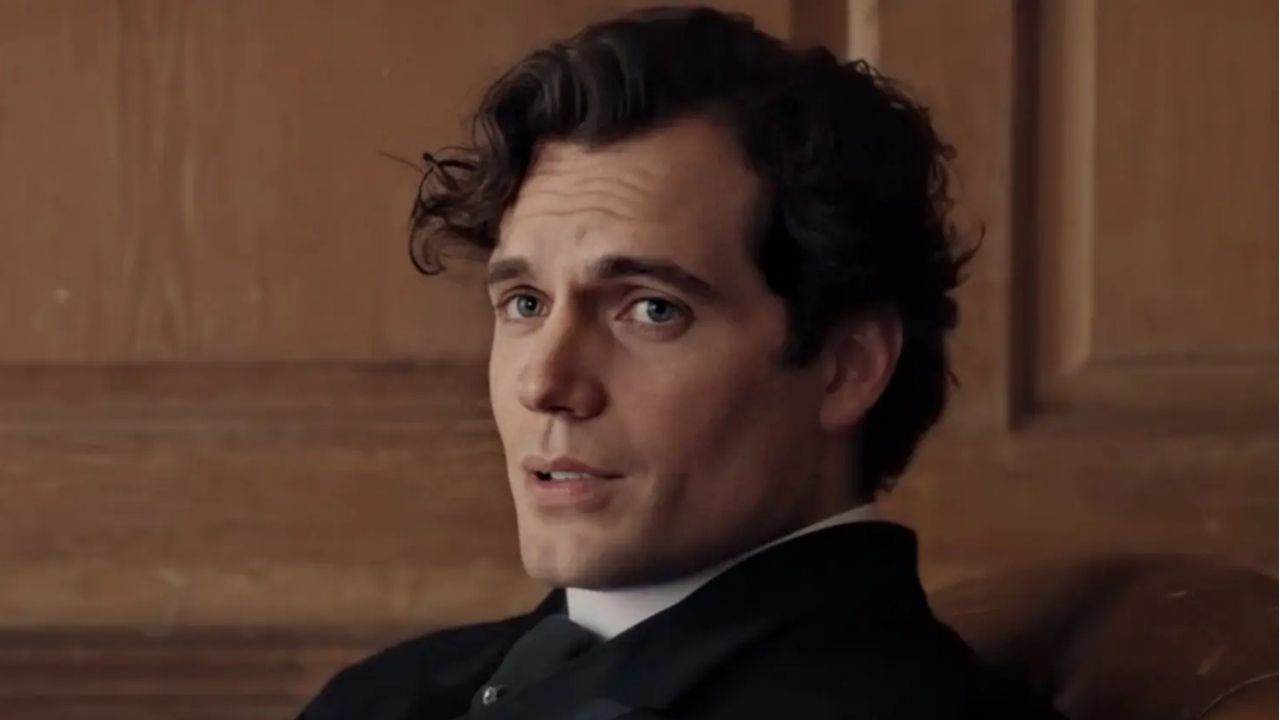 Henry Cavill como Sherlock Holmes