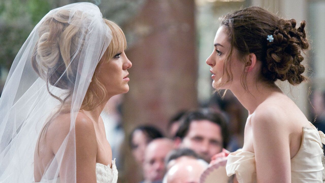 Kate Hudson y Anne Hathaway en 'Guerra de novias'.