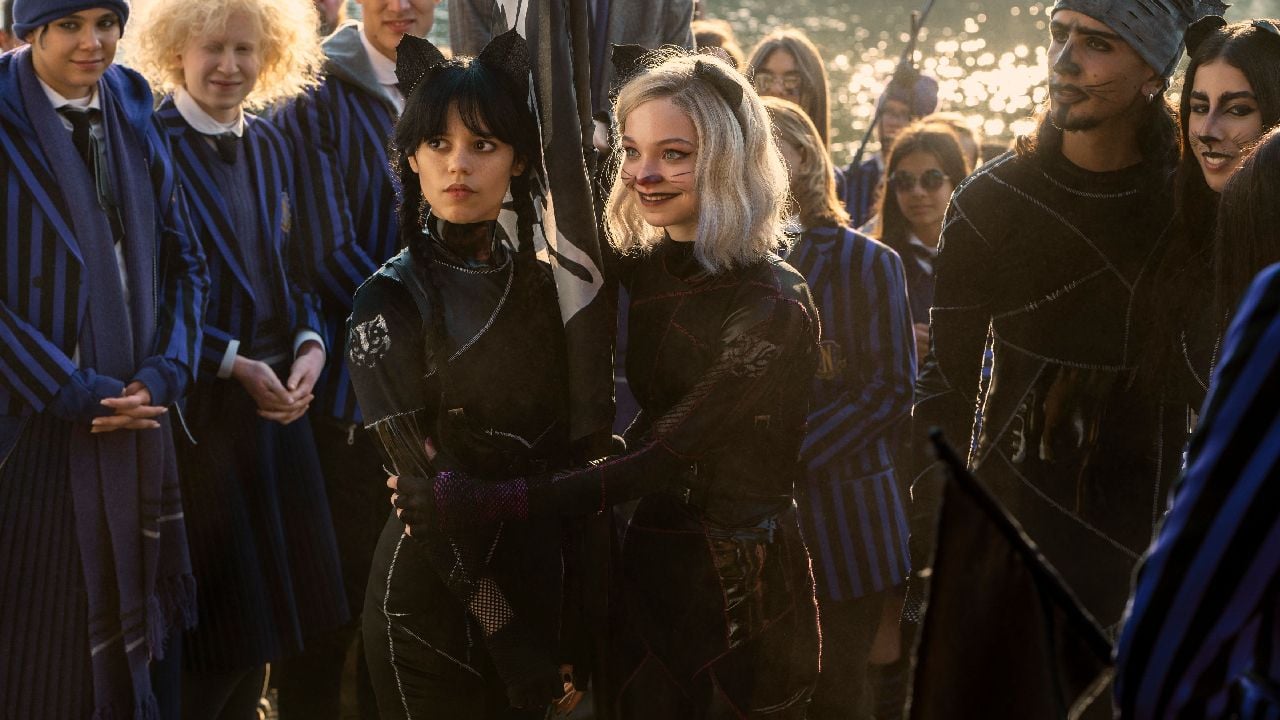 Los trajes de Merlina y Enid son muy similares al de Gatúbela