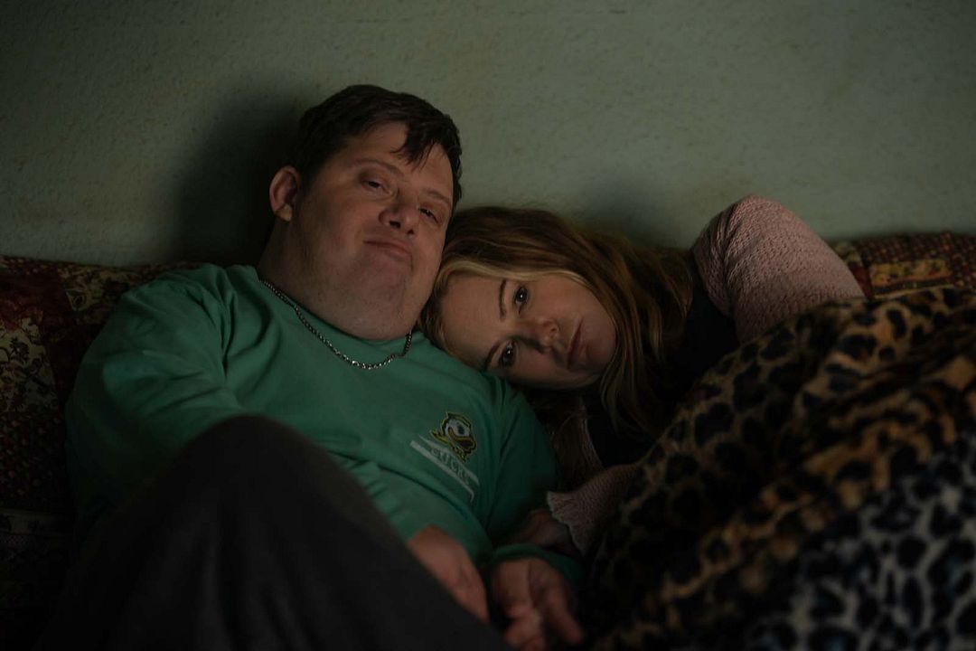 La noche siempre llega : Foto Vanessa Kirby, Zachary Gottsagen