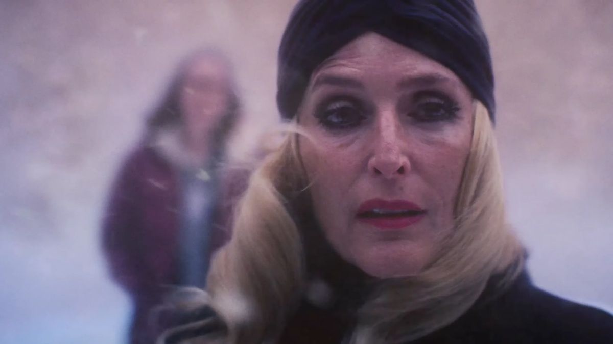 Adolescencia, sexo y muerte en Campamento Miasma : Foto Hannah Einbinder, Gillian Anderson