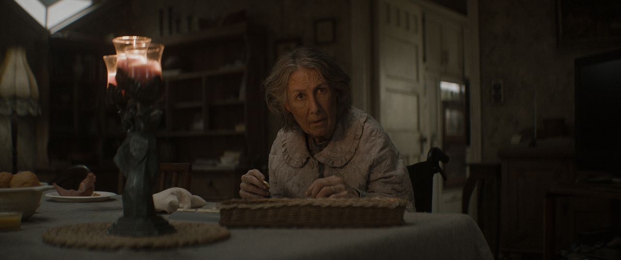 Evil Dead: En Llamas : Foto Maude Davey