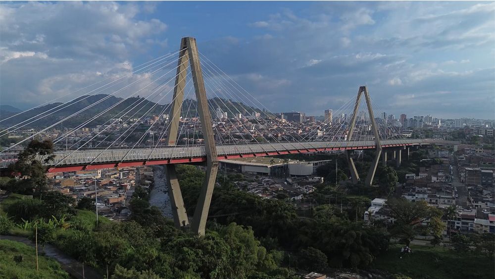 Al borde del puente : Foto