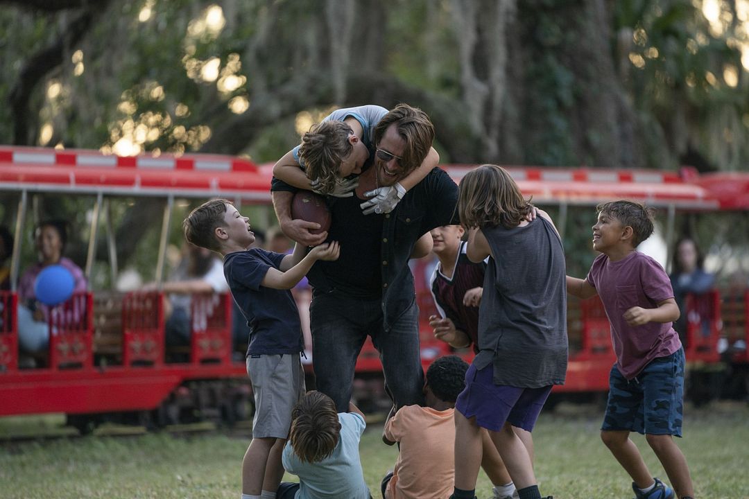 Cómplices del engaño : Foto Glen Powell