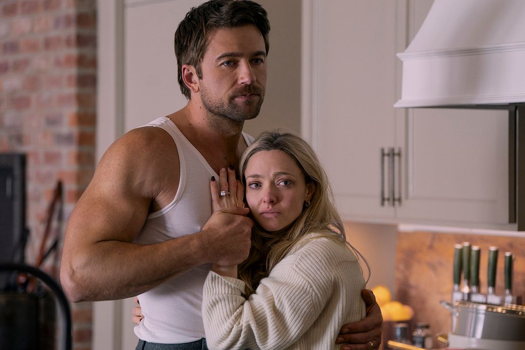 La empleada : Foto Brandon Sklenar, Amanda Seyfried