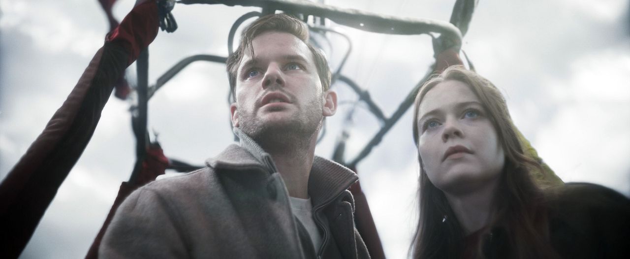 Turbulencia: Pánico en el aire : Foto Jeremy Irvine, Hera Hilmar