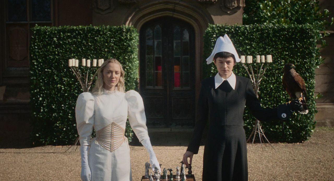 100 Nights Of Hero : Foto Emma Corrin, Maika Monroe