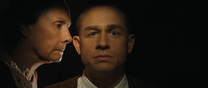 Foto Charlie Hunnam, Laurie Metcalf