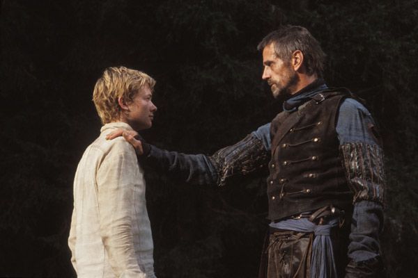 Foto Jeremy Irons, Ed Speleers