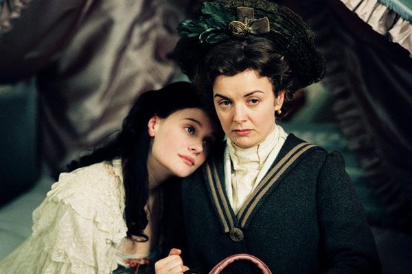 Foto Lucy Russell, Romola Garai