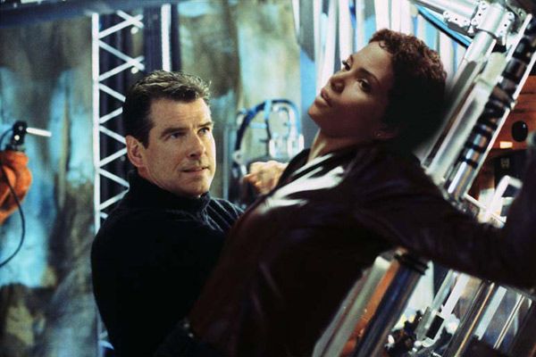 Otro día para morir : Foto Halle Berry, Pierce Brosnan