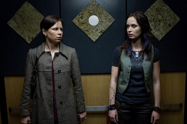 Foto Emily Blunt, Mary Lynn Rajskub