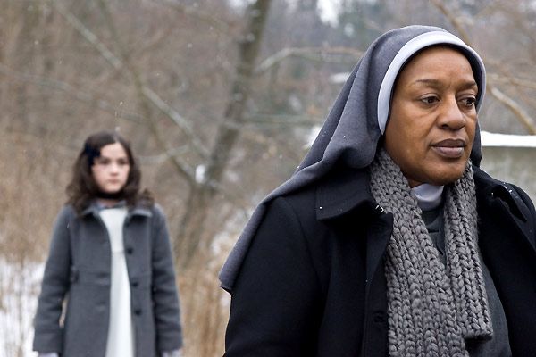 La huérfana : Foto Isabelle Fuhrman, CCH Pounder