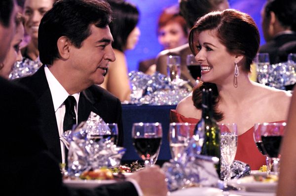 Foto Debra Messing, Joe Mantegna