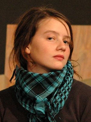 Póster Pauline Etienne