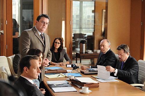 Foto Emily Swallow, Josh Charles, Simon Delaney, John Doman