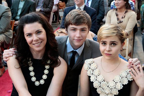 Foto Lauren Graham, Miles Heizer, Mae Whitman