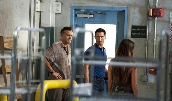 Foto Gabrielle Anwar, Jeffrey Donovan, Bruce Campbell