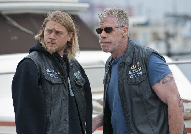 Foto Ron Perlman, Charlie Hunnam