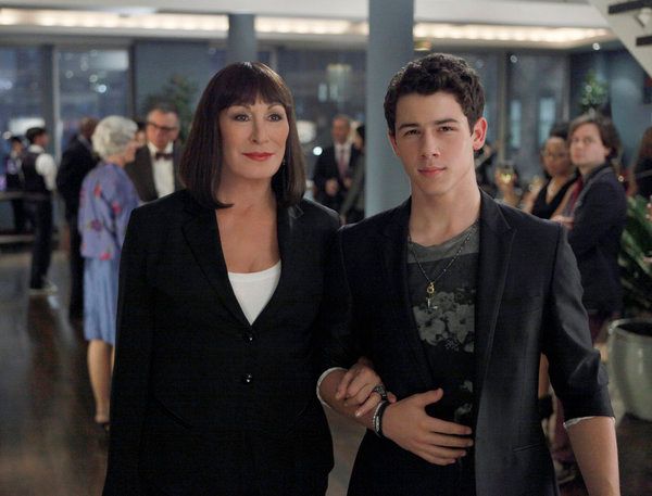 Foto Nick Jonas, Anjelica Huston