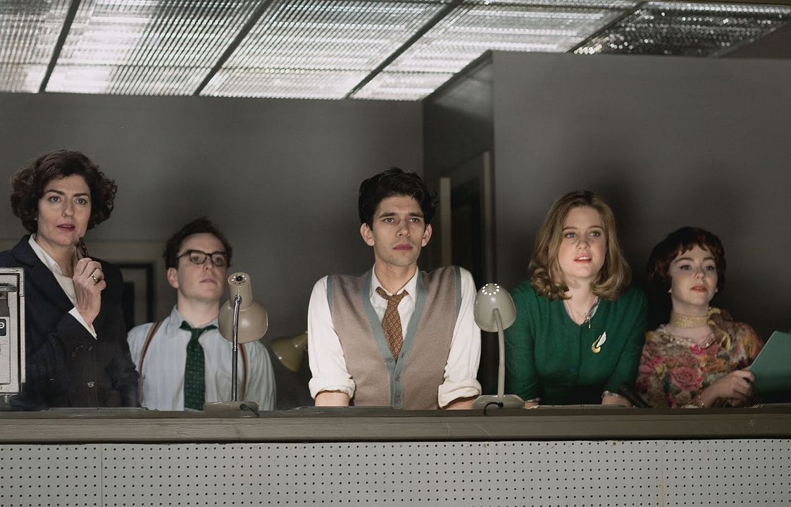Foto Ben Whishaw, Anna Chancellor, Dominic West, Josh McGuire, Romola Garai