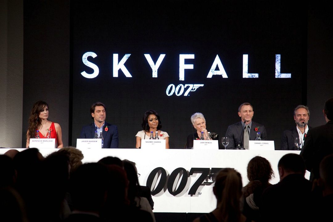 007 Operación Skyfall : Cobertura de revista Javier Bardem, Judi Dench, Daniel Craig, Sam Mendes, Naomie Harris