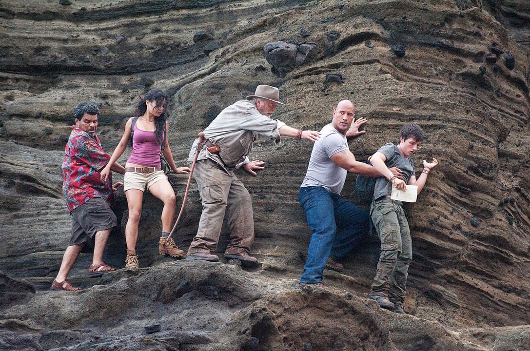 Viaje 2: La Isla Misteriosa : Foto Vanessa Hudgens, Luis Guzmán, Brad Peyton, Michael Caine, Dwayne Johnson, Josh Hutcherson