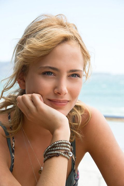 Protegiendo al enemigo : Foto Nora Arnezeder