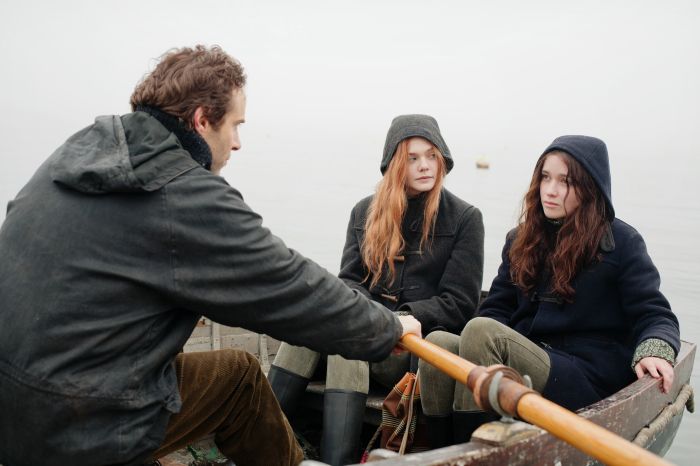 Foto Alessandro Nivola, Alice Englert, Elle Fanning