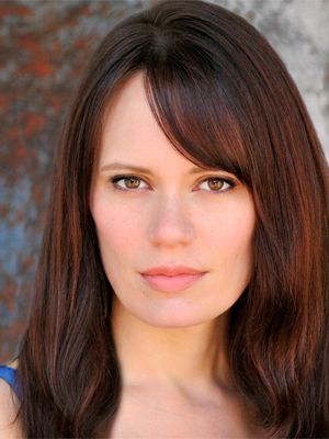 Póster Emily Swallow