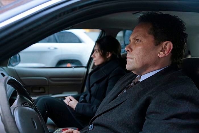 Foto Sarah Shahi, Kevin Chapman