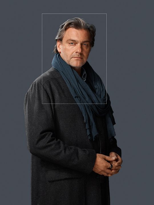 Divergente : Cobertura de revista Ray Stevenson