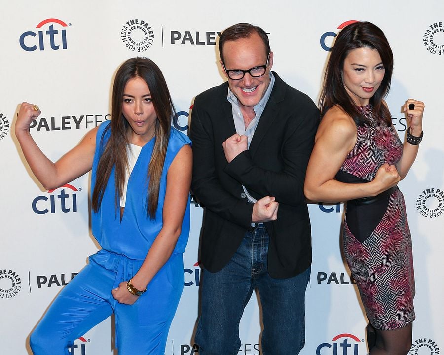 Cobertura de revista Ming-Na Wen, Clark Gregg, Chloe Bennet