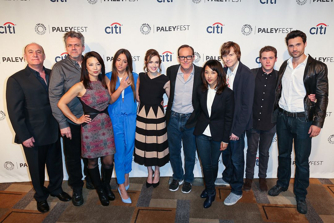 Cobertura de revista Ming-Na Wen, Clark Gregg, Iain De Caestecker, Elizabeth Henstridge, Chloe Bennet