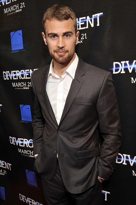 Divergente : Cobertura de revista Theo James