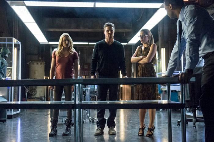 Arrow : Foto Stephen Amell, Caity Lotz