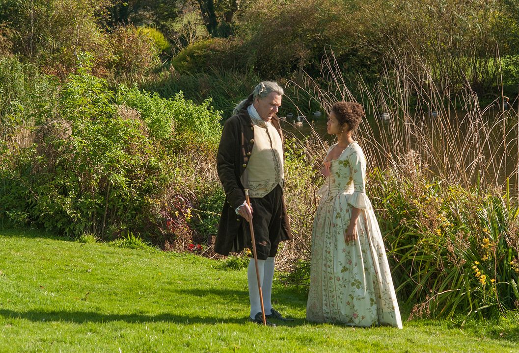 Foto Gugu Mbatha-Raw, Tom Wilkinson