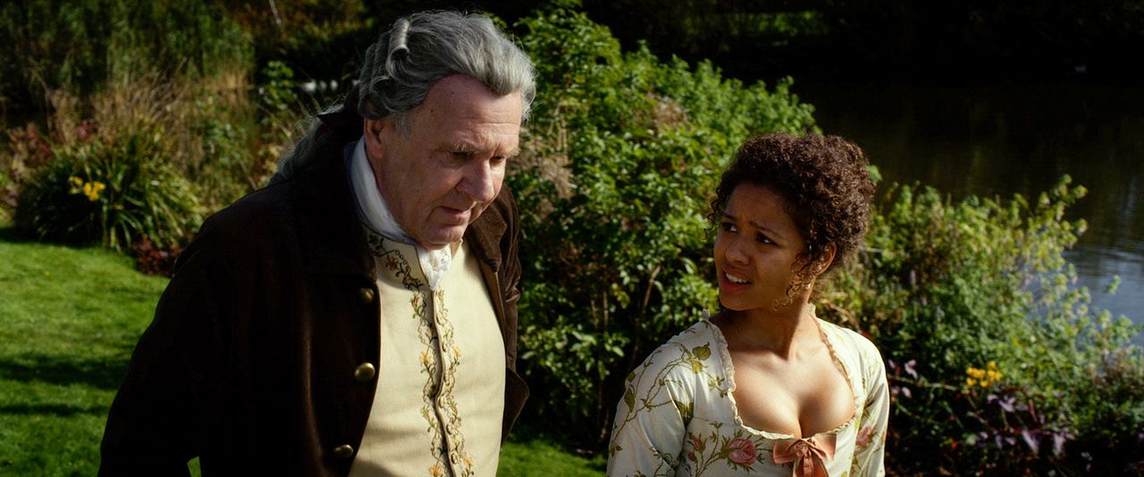 Foto Gugu Mbatha-Raw, Tom Wilkinson