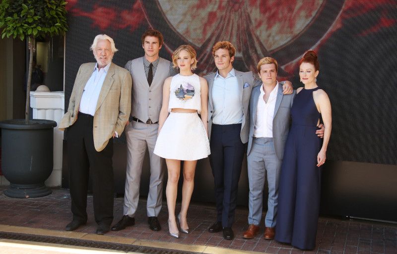 Los juegos del hambre: Sinsajo - Parte 1 : Cobertura de revista Julianne Moore, Jennifer Lawrence, Liam Hemsworth, Sam Claflin, Donald Sutherland, Josh Hutcherson