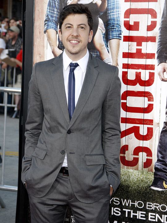 Buenos vecinos : Cobertura de revista Christopher Mintz-Plasse