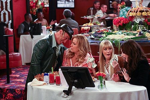 2 Broke Girls : Foto Jennifer Coolidge, Kat Dennings