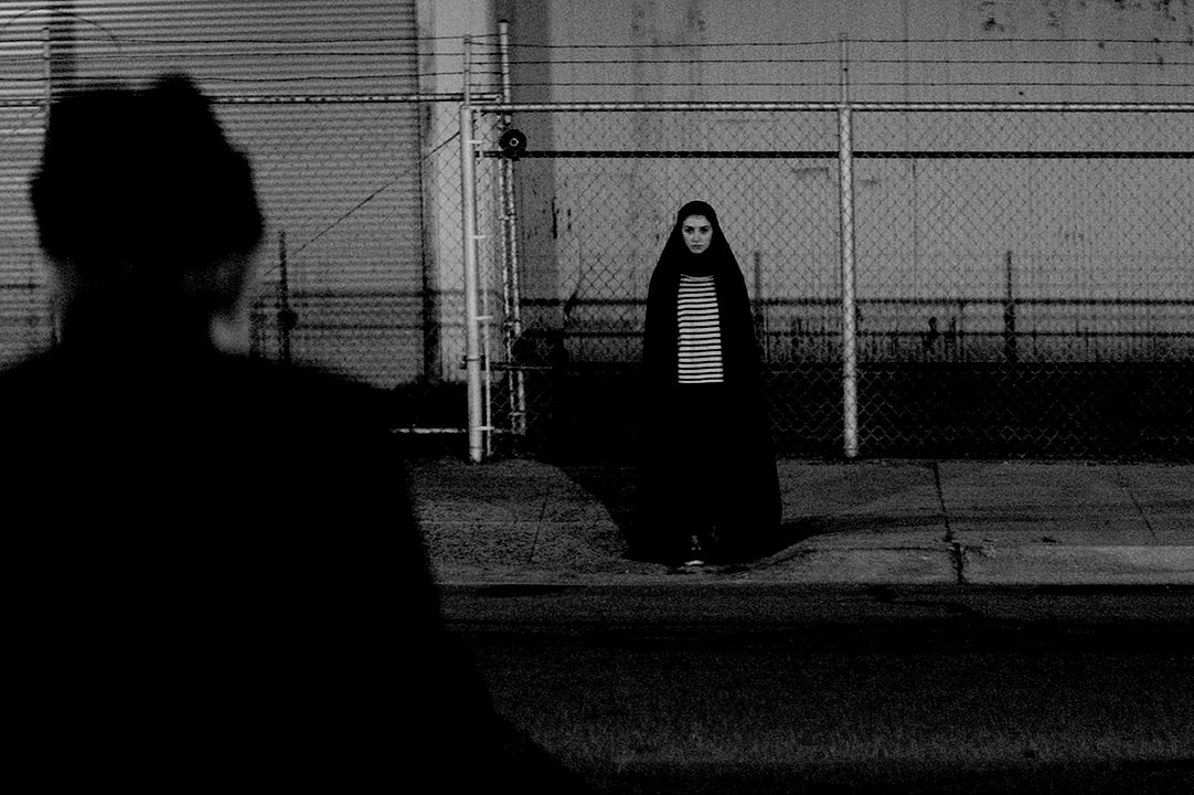 Una chica regresa sola a casa de noche : Foto Sheila Vand