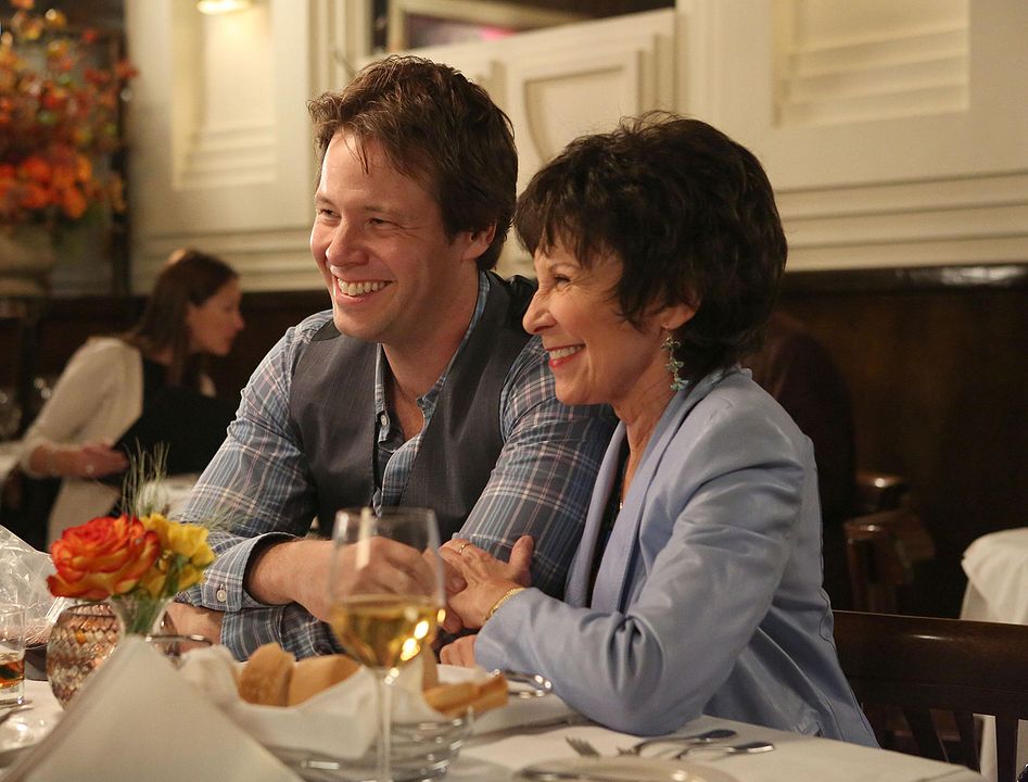 Foto Ike Barinholtz, Rhea Perlman