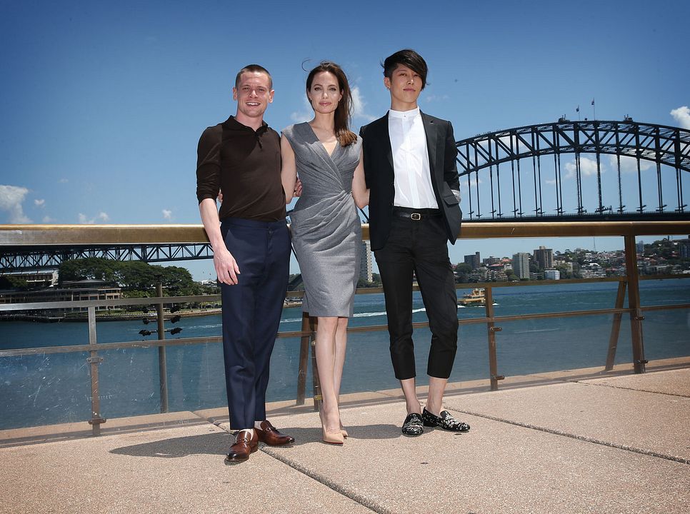 Cobertura de revista Miyavi, Angelina Jolie, Jack O'Connell