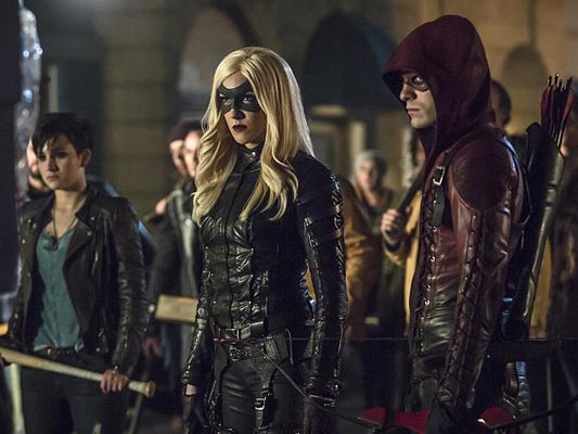 Arrow : Foto Bex Taylor-Klaus, Katie Cassidy, Colton Haynes