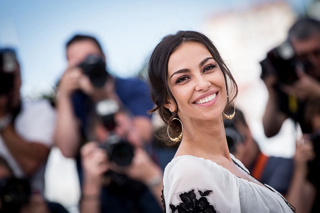 La juventud : Cobertura de revista Mădălina Ghenea