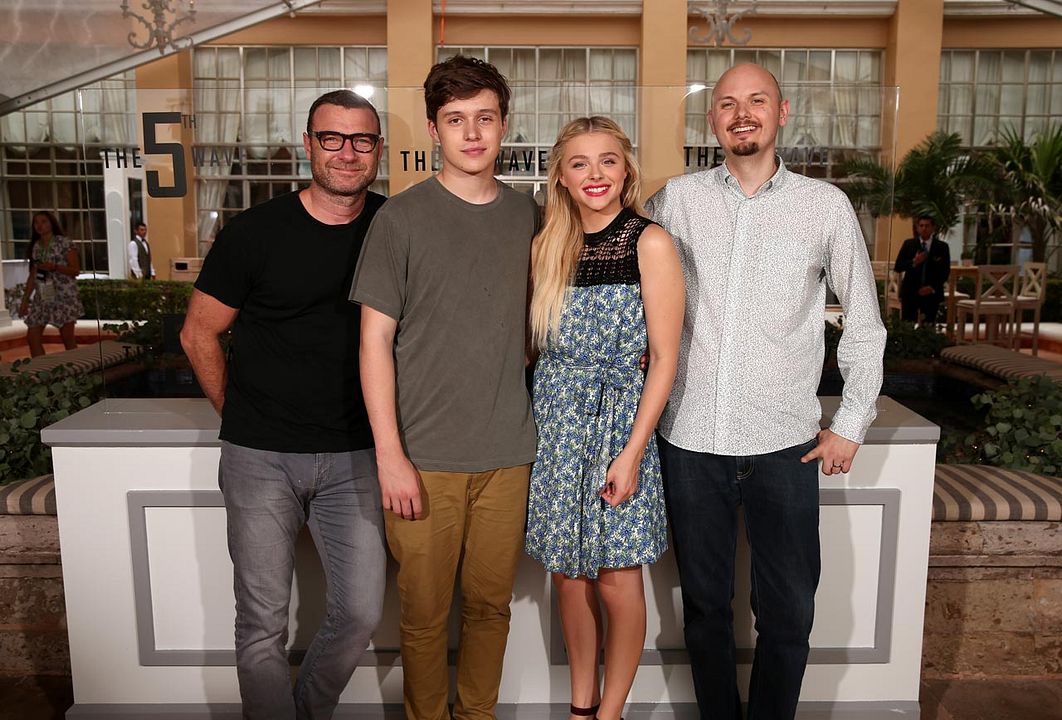 La quinta ola : Cobertura de revista J Blakeson, Chloë Grace Moretz, Nick Robinson, Liev Schreiber