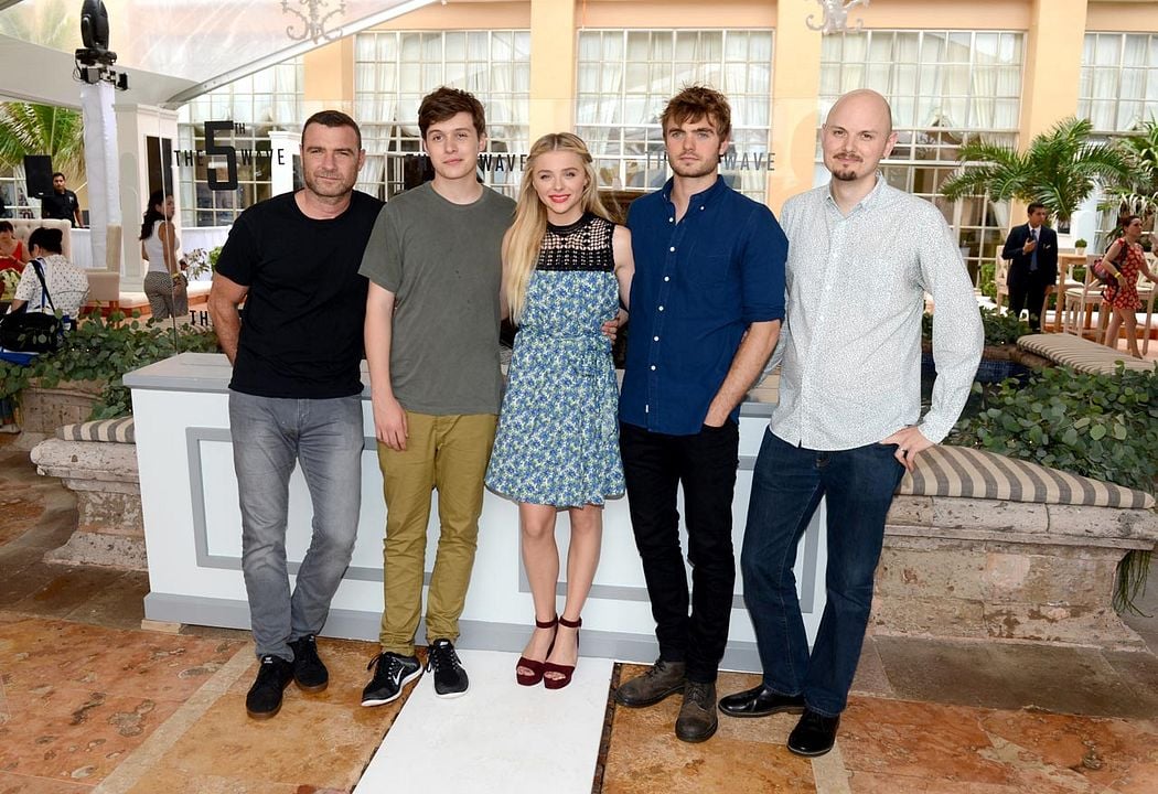 La quinta ola : Cobertura de revista Chloë Grace Moretz, Nick Robinson, Liev Schreiber, J Blakeson
