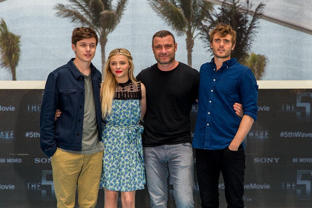 La quinta ola : Cobertura de revista Liev Schreiber, Chloë Grace Moretz, Nick Robinson