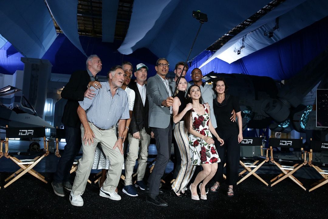 Día de la Independencia: Contraataque : Cobertura de revista Jessie T. Usher, Roland Emmerich, Liam Hemsworth, Maika Monroe